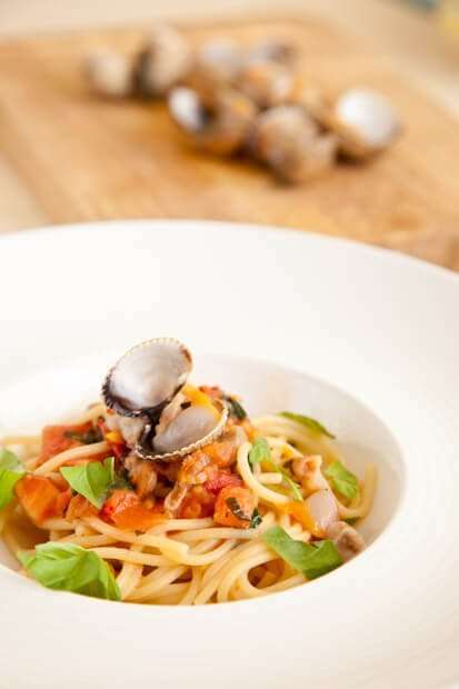 Spaghetti with white clam sauce | insimoneskitchen.com
