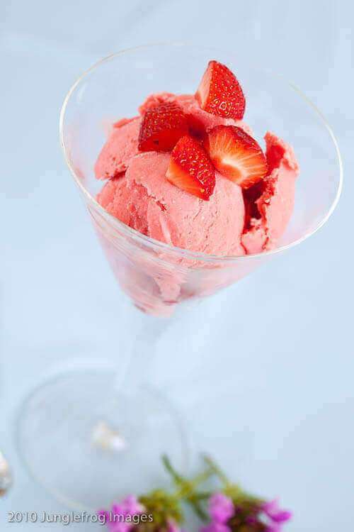 Strawberry yogurt icecream | insimoneskitchen.com