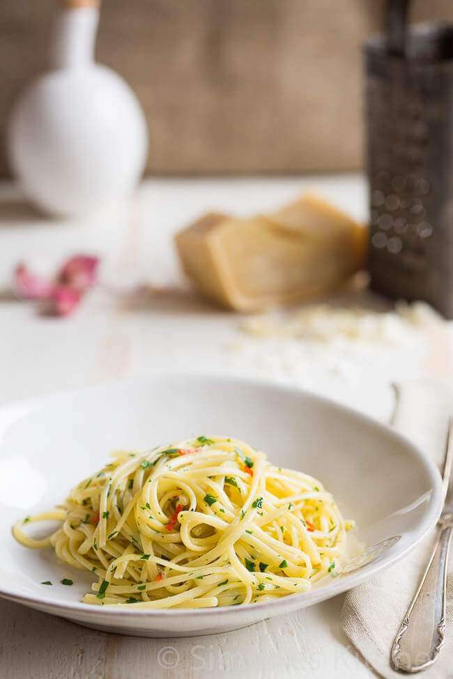 Spaghetti with garlic and oil | insimoneskitchen.com