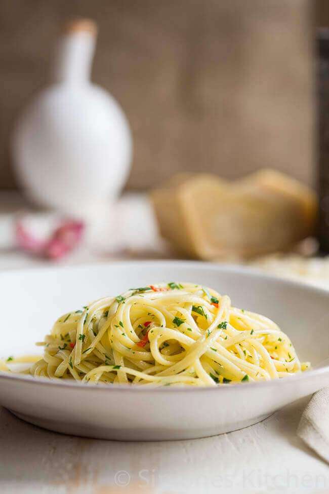 Spaghetti aglio e olio | insimoneskitchen.com