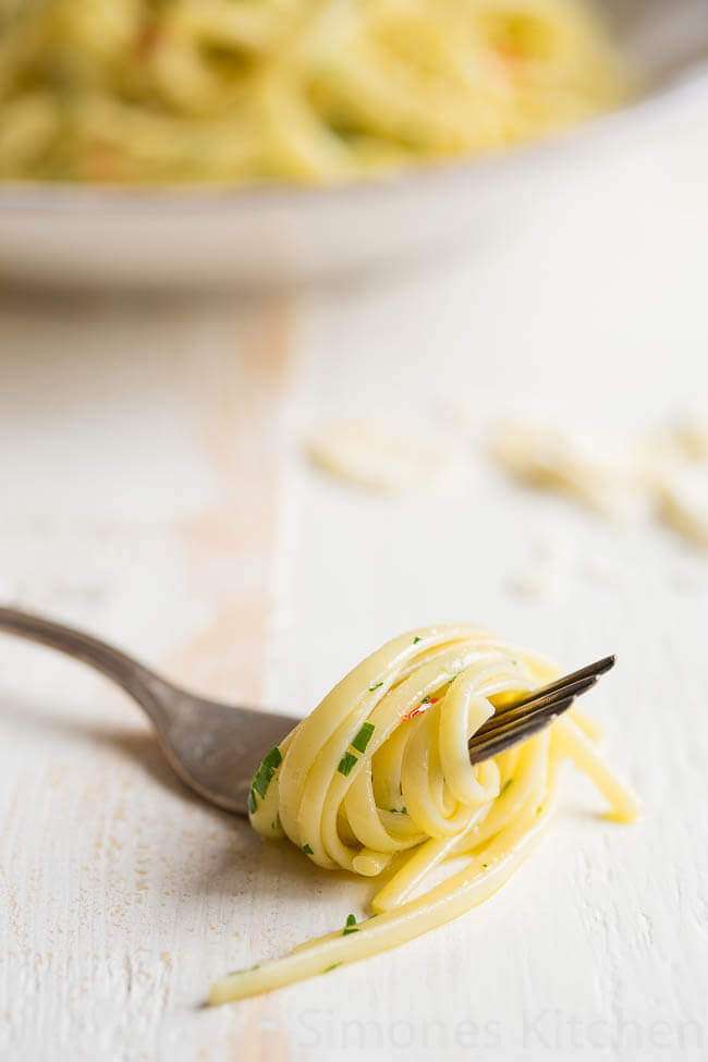 spaghetti with garlic and oil | insimoneskitchen.com