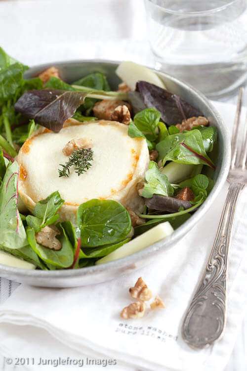 Goat cheese salad with pear and walnuts | insimoneskitchen.com
