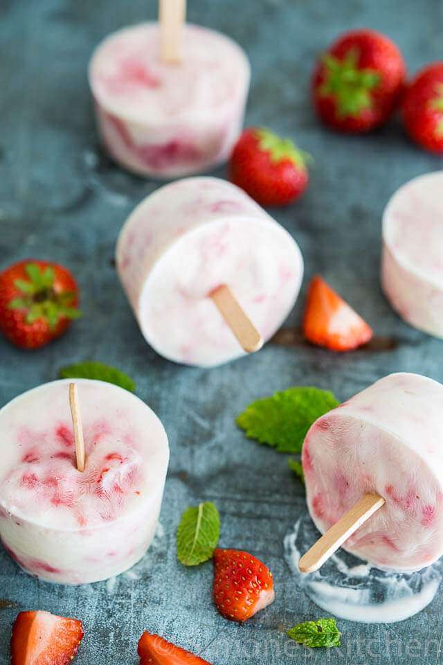 Yoghurt strawberry and raspberry popsicles | insimoneskitchen.com
