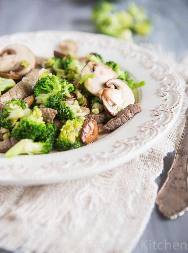 Beef slices with broccoli and mushrooms | insimoneskitchen.com