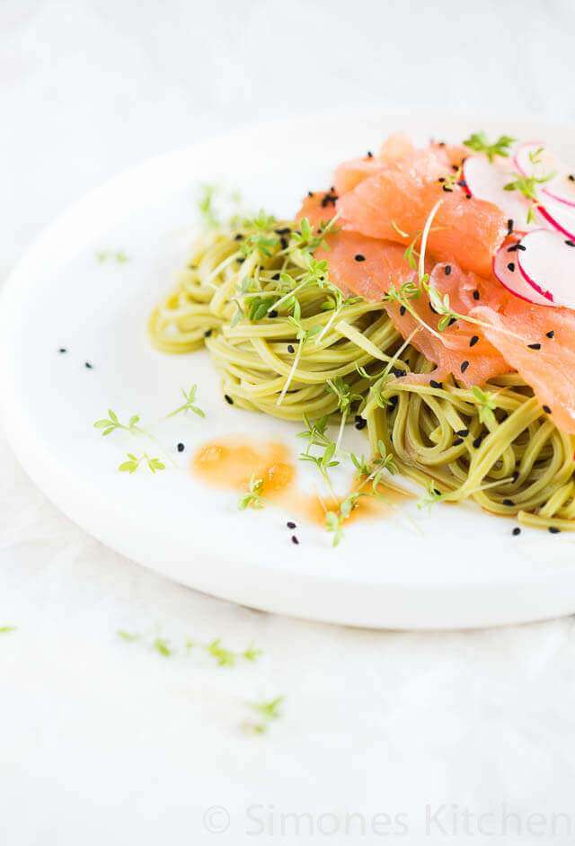 Green tea noodles with smoked salmon | insimoneskitchen.com