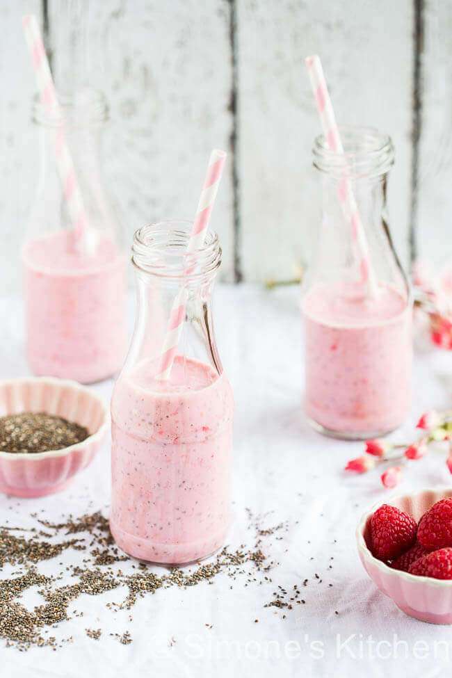 Healthy smoothie with raspberries, chia and cranberry juice | insimoneskitchen.com