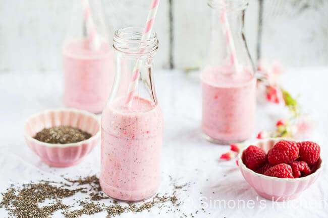 Spring smoothie with raspberries, chia and cranberry juice | insimoneskitchen.com