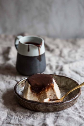 Peanut butter panna cotta with chocolate sauce | insimoneskitchen.com