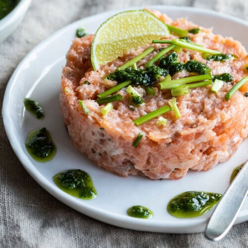 Salmon tartare with arugula oil