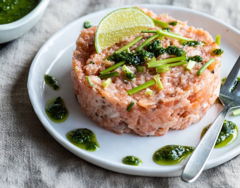 Salmon tartare with arugula oil