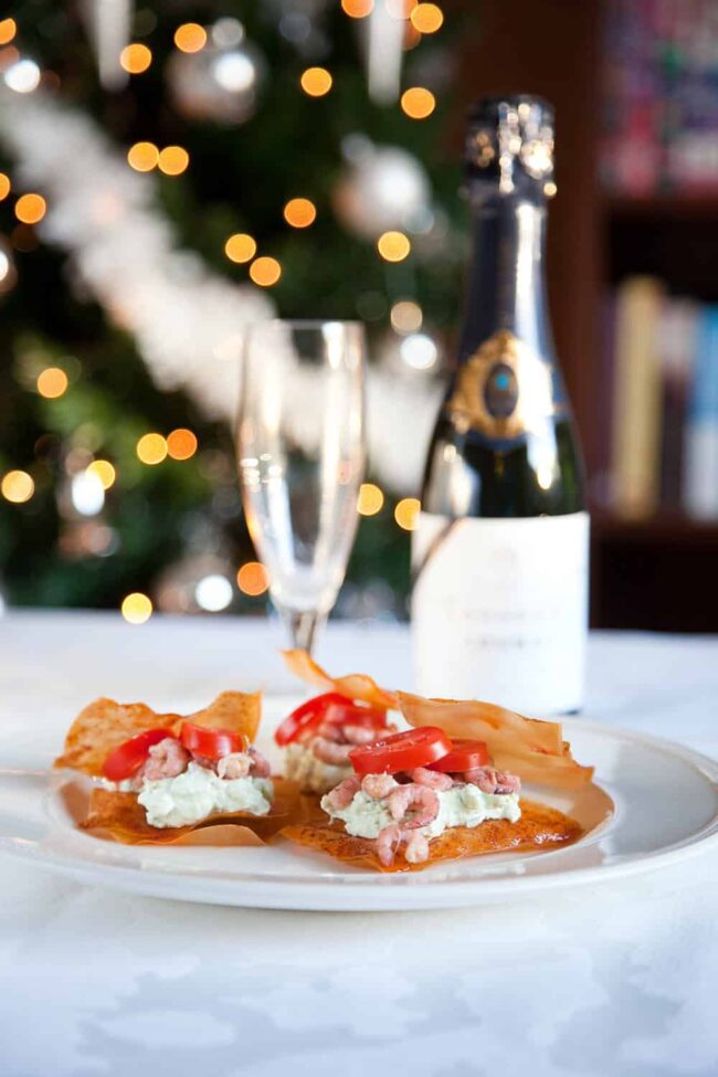 Quick phyllo dough snack with shrimps