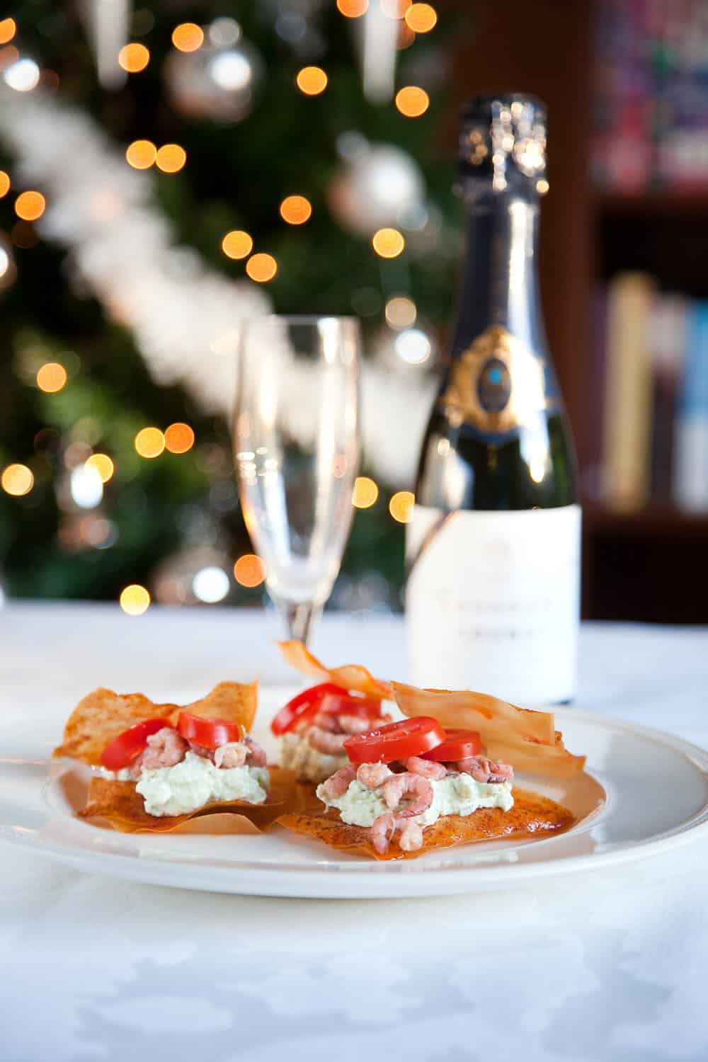 Quick phyllo dough snack with shrimps