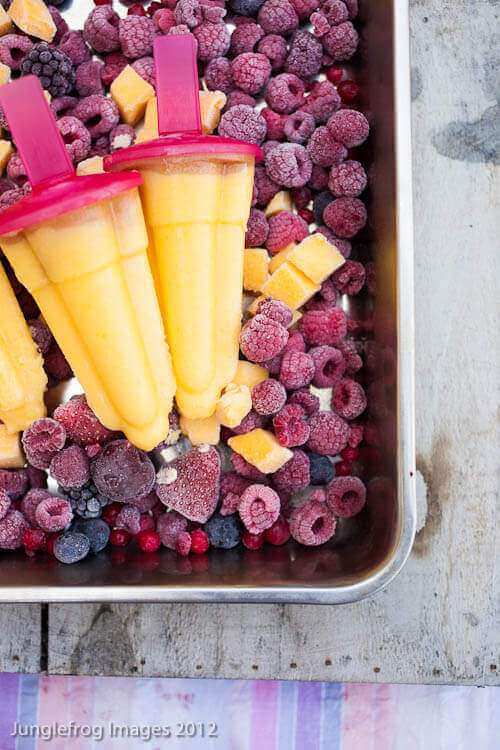 Mango popsicles with rhubarb