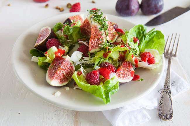 Fresh fig salad with goatcheese and raspberry dressing | insimoneskitchen.com