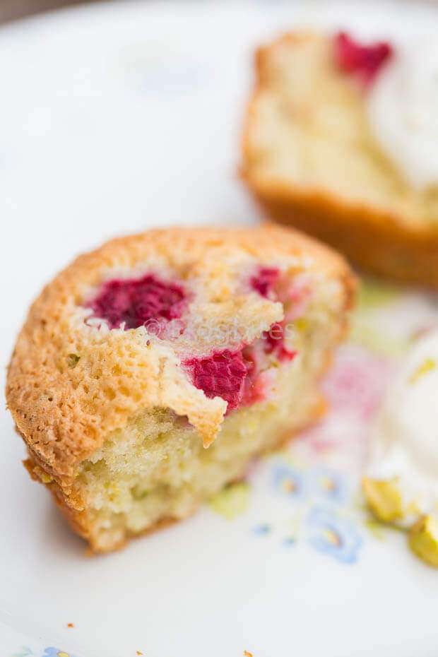Pistachio and raspberry cakes