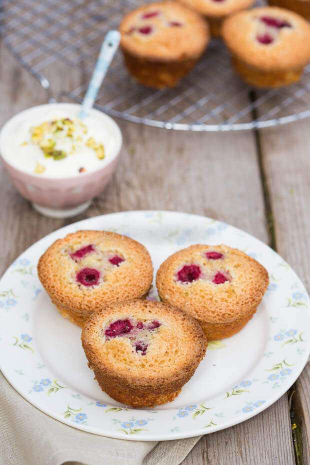 Pistachio and raspberry cakes