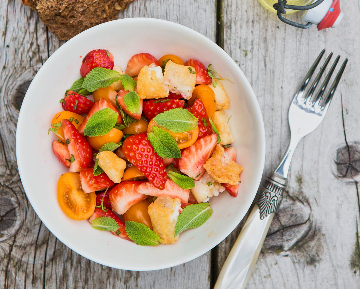 Strawberry salad with halloumi