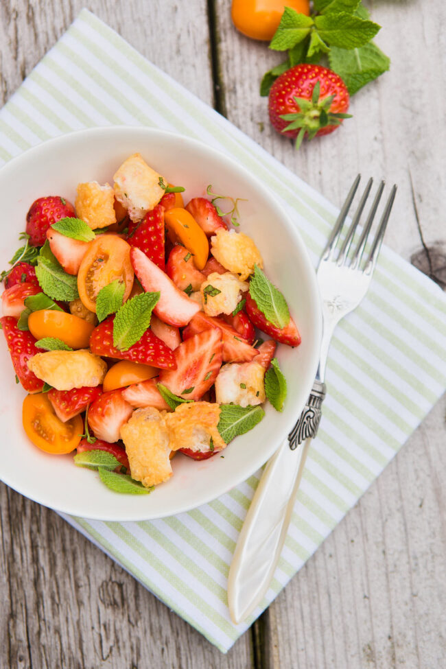 Strawberry salad with tomatoes and halloumi