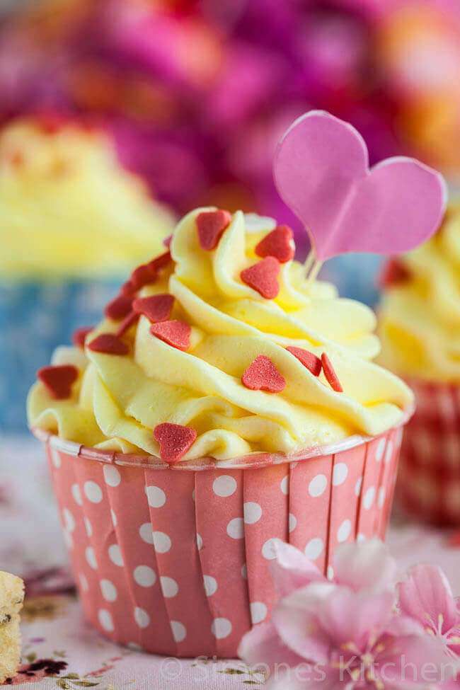 Lemon poppyseed cupcakes | insimoneskitchen.com
