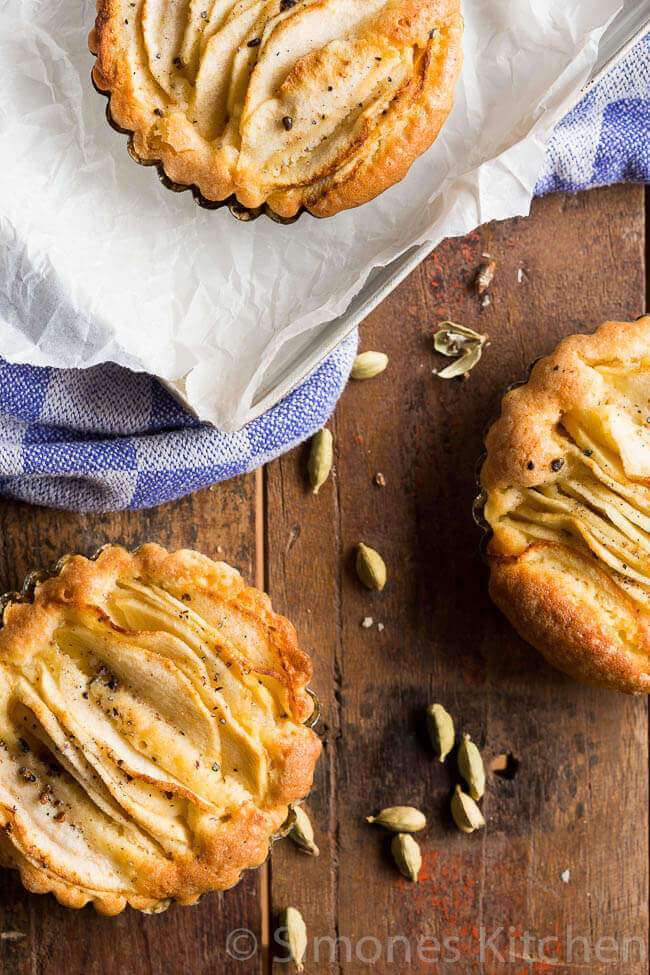apple pies with cardamom
