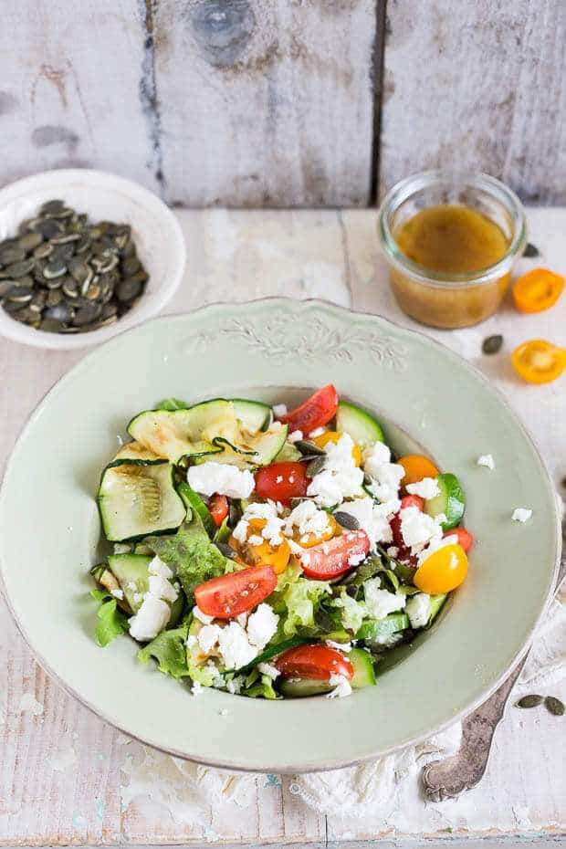 Salad with grilled courgette