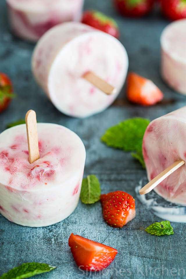 Yoghurt raspberry and strawberry popsicles | insimoneskitchen.com