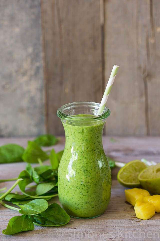 Green smoothie with spinach and maca | insimoneskitchen.com