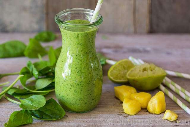 Green smoothie with spinach | insimoneskitchen.com