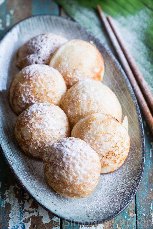 Sweet asian small pancakes with rice and coconut | insimoneskitchen.com
