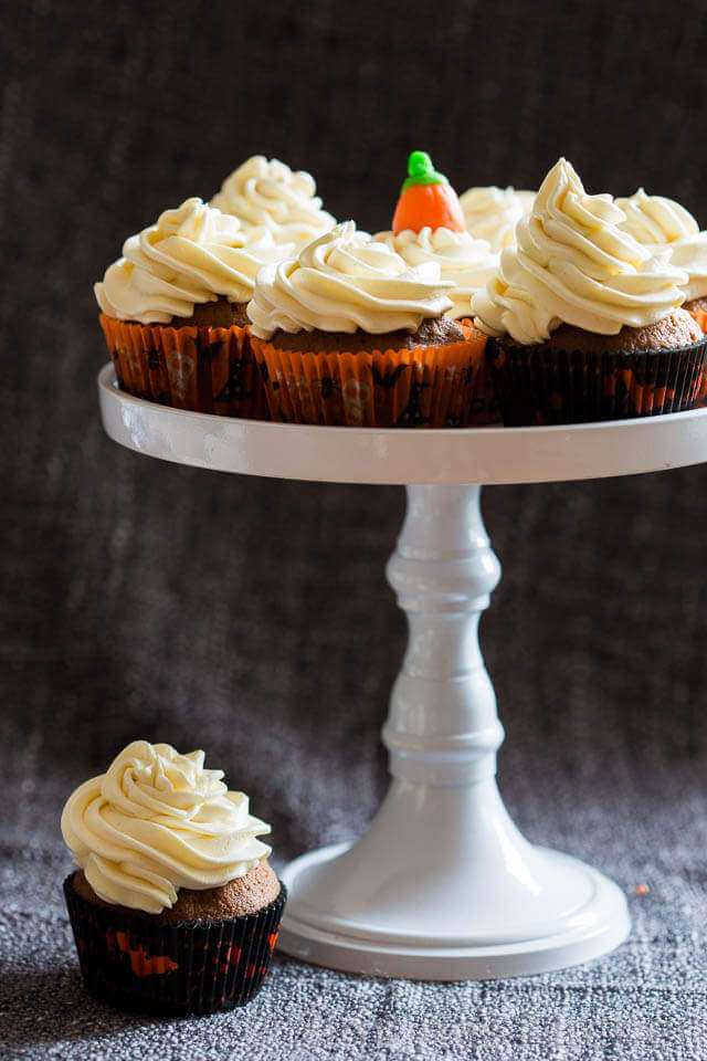 Halloween cupcakes with spices and pumpkin | insimoneskitchen.com