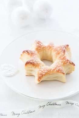 Christmas star shaped sweet buns with honey and anis | insimoneskitchen.com
