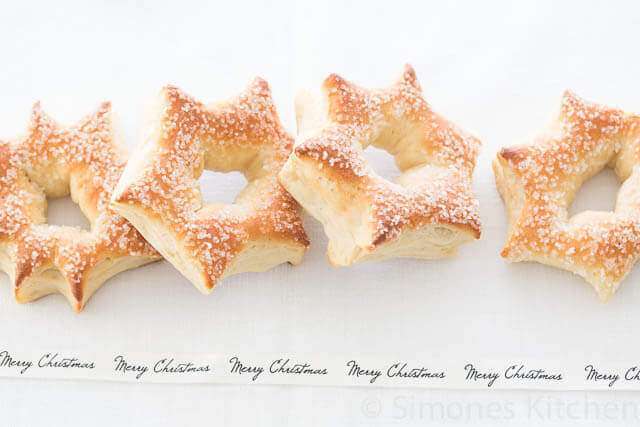 Star shaped buns with honey and anis for christmas breakfast | insimoneskitchen.com