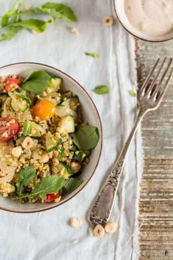 Salad with freekeh, courgette and red chili dressing | insimoneskitchen.com