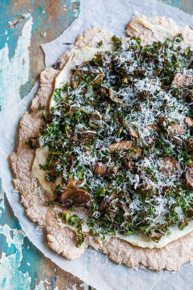 Kale pizza with mushrooms and kale | insimoneskitchen.com #kale #pizza #mushrooms #healthy