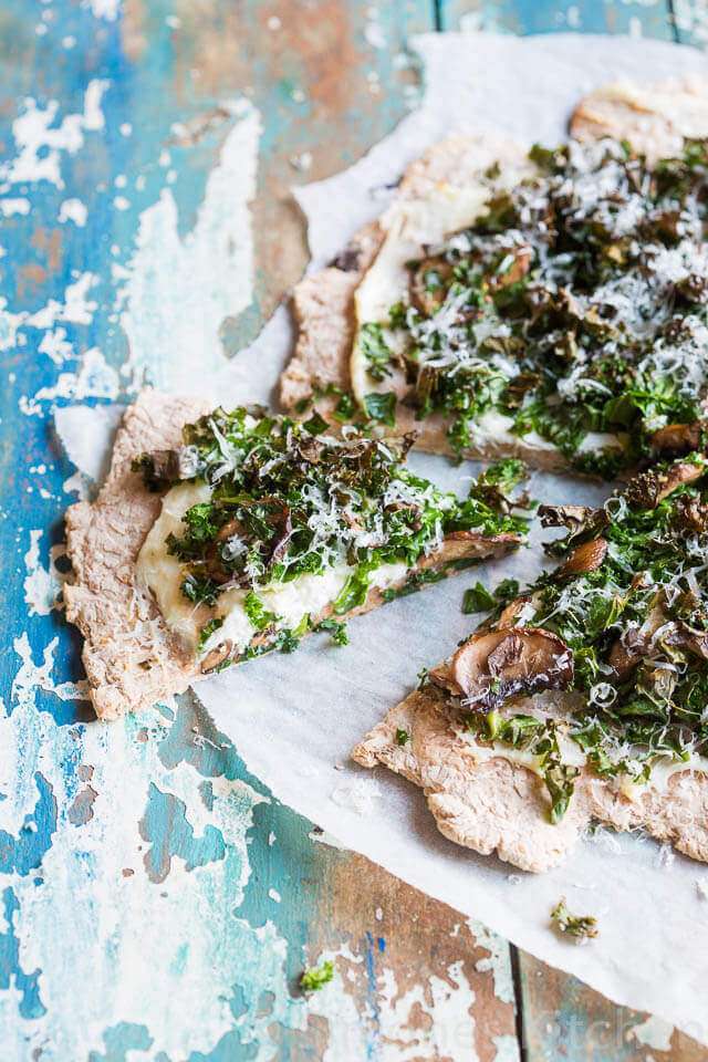 Kale pizza with mushrooms | insimoneskitchen.com #kale #pizza #healthy