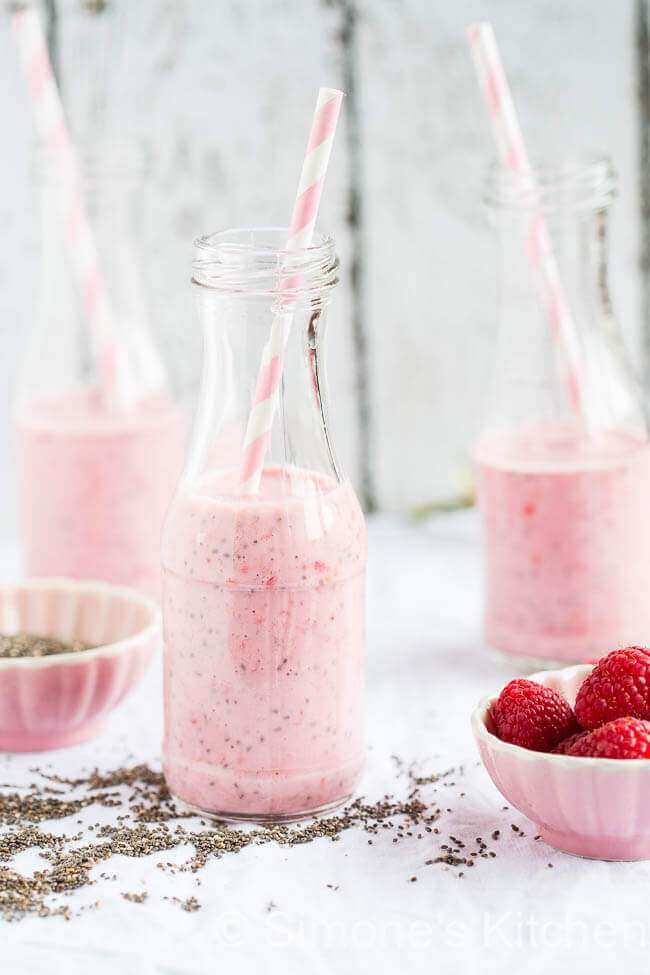 Smoothie with raspberries, chia and cranberry juice | insimoneskitchen.com
