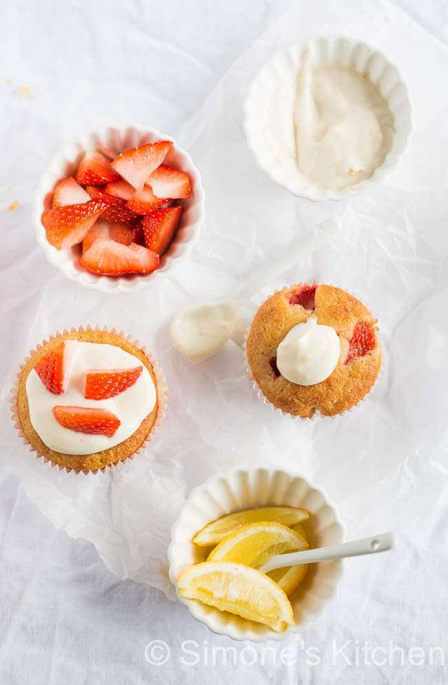 Glutenfree and sugarfree muffins with lemon and strawberries | insimoneskitchen.com
