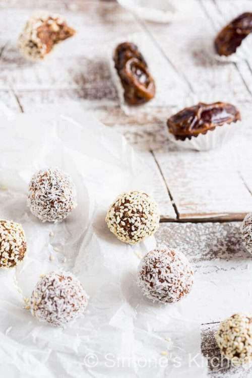 Coconut date balls. Sugarfree, glutenfree and all natural | insimoneskitchen.com