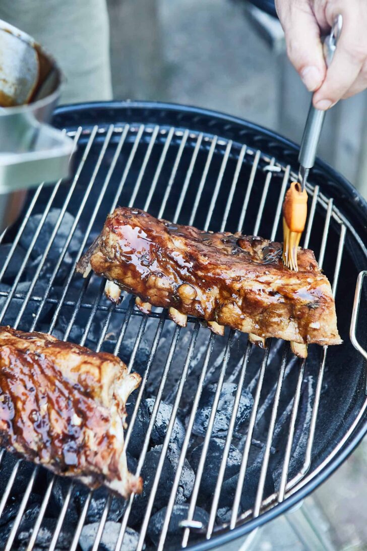 Basting the barbecued spare ribs