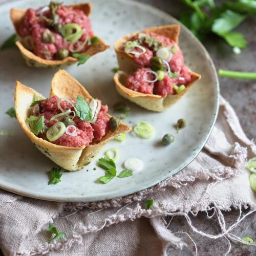 Crispy bread cups with steak tartare