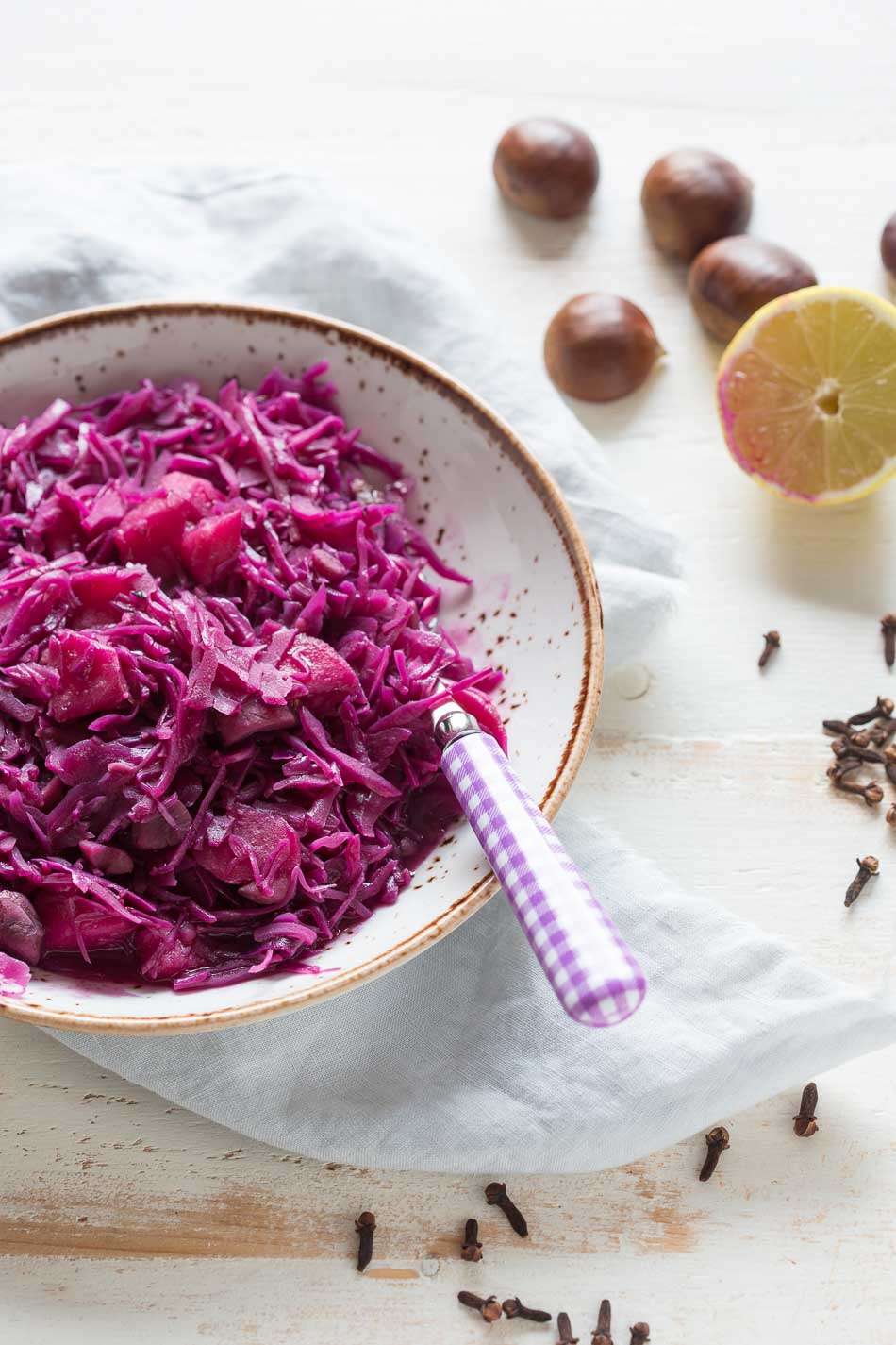 Red cabbage with apple and chestnuts | insimoneskitchen.com