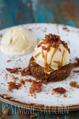 Delicious and quick dessert with bacon and caramel sauce | insimoneskitchen.com