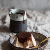 Peanut butter panna cotta with chocolate sauce | insimoneskitchen.com