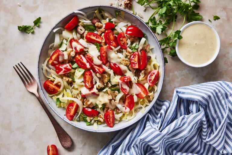 Chicory salad with tomatoes