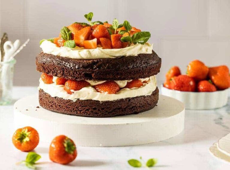 Chocolate cake with strawberries
