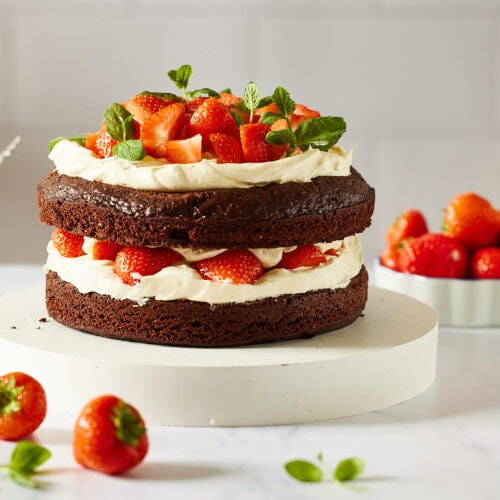 Chocolate cake with strawberries