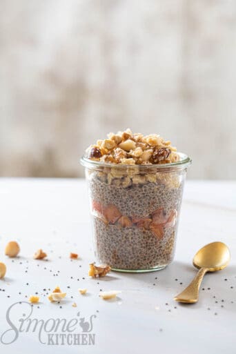 Chia pudding with apple crumble