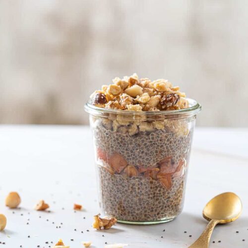 Chia pudding with apple crumble