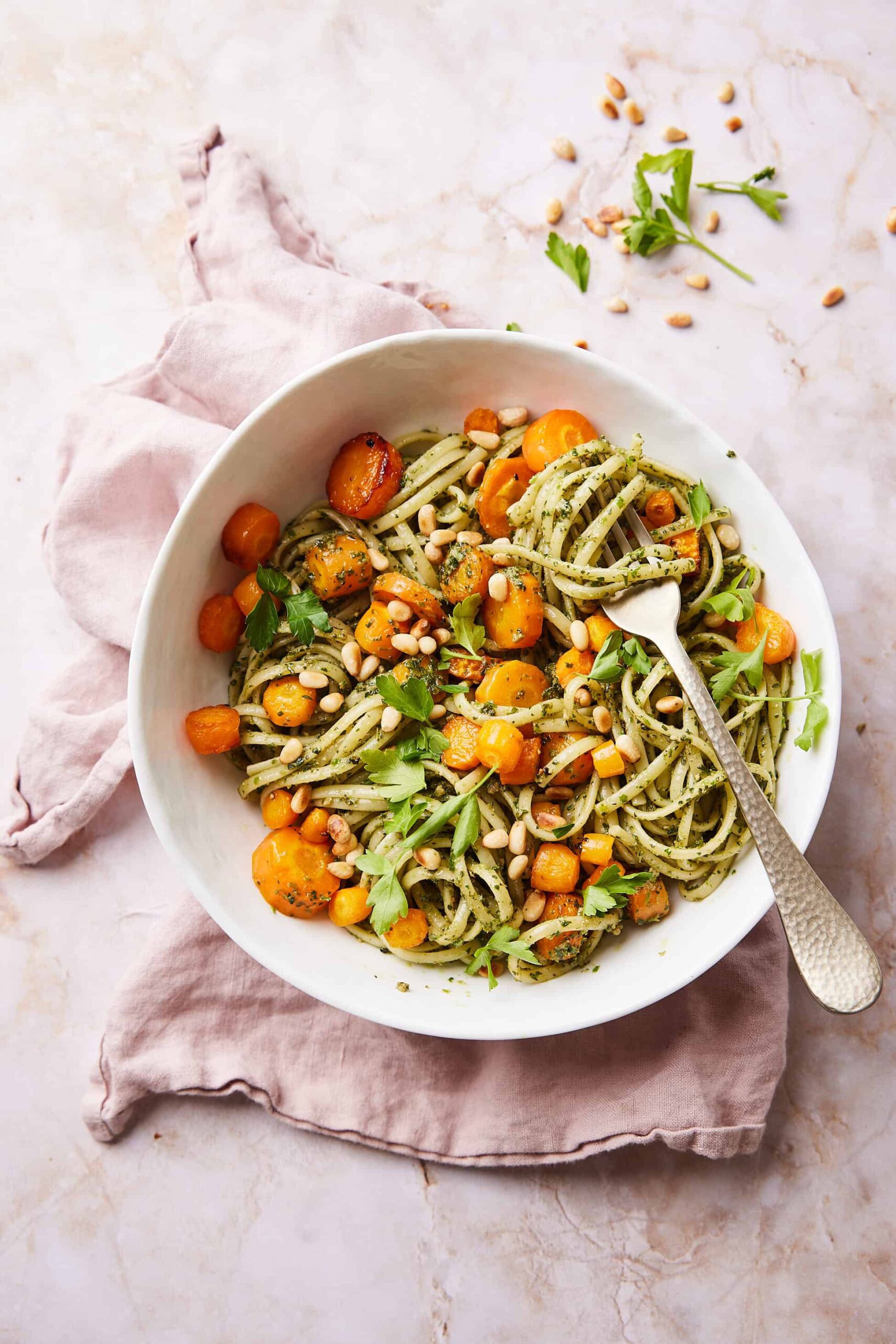 Pasta pesto with roasted carrots
