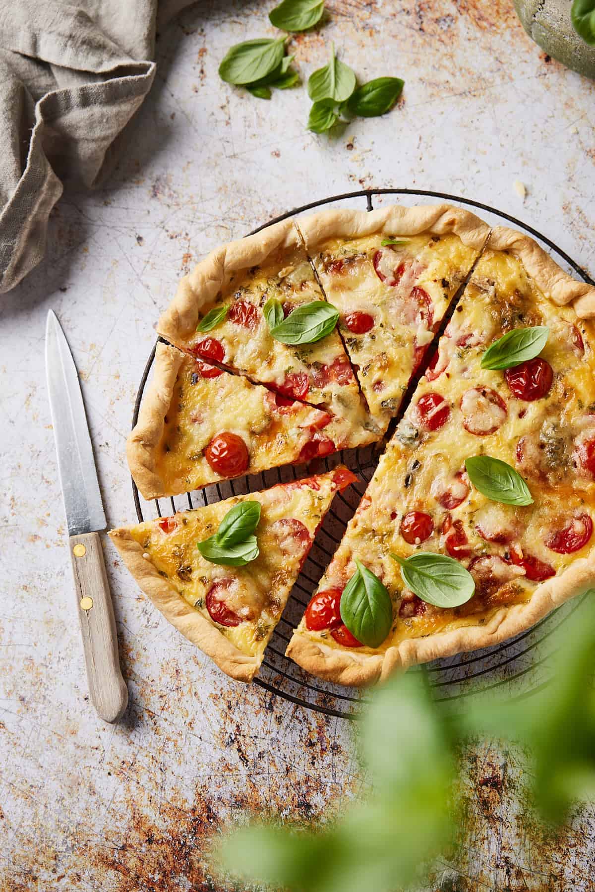 Savory tart with tomatoes
